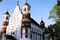 Церковь оборонительного типа XVI века в Мурованке (51 kB)