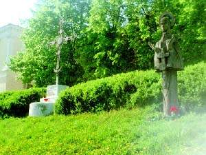 Памятный крест и деревянная скульптура в честь святителя Георгия в Могилеве